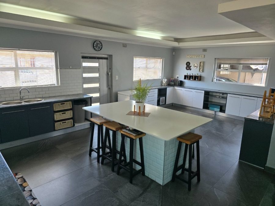 4 Bedroom Property for Sale in Wavecrest Western Cape